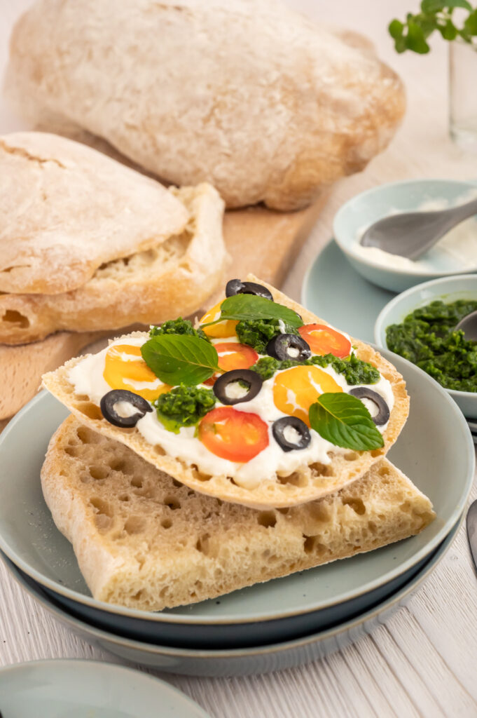 Einfach und schnell Dinkel-Ciabatta selbst backenFür ein sensationell leckeres open Sandwich.