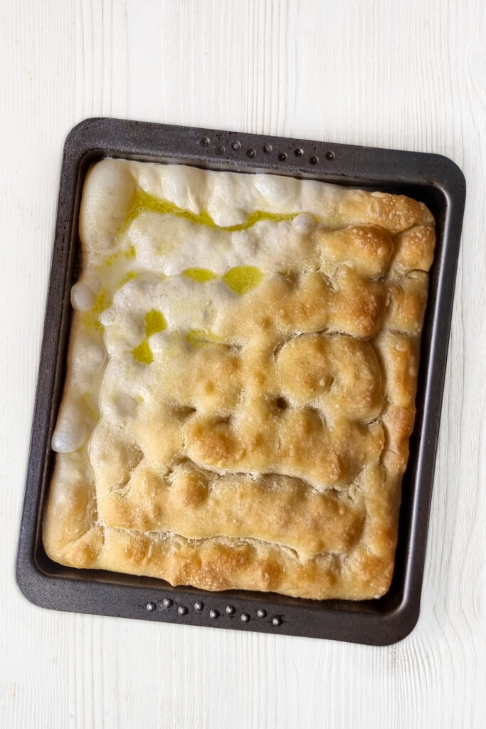 Einfaches Focaccia-Grundrezept. Mit Salzlake und Olivenöl selbst backen.