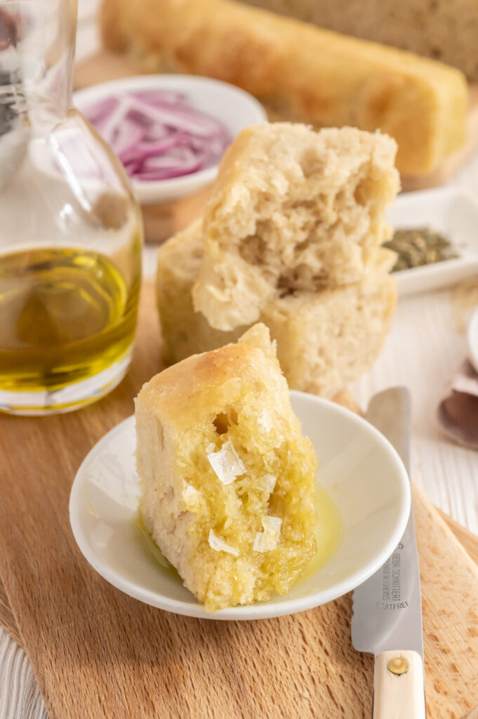 Selbst gebackene schnelle Focaccia für Genießer. Mit Olivenöl und Salz.
