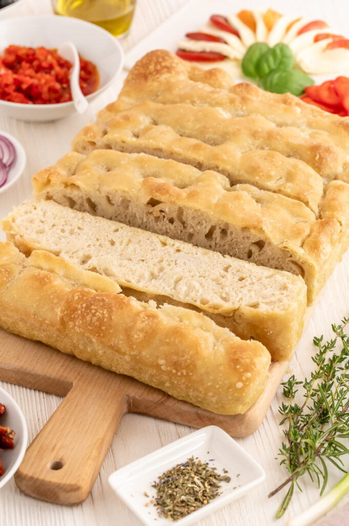 Eine.  leckere Focaccia, mit feiner Kruste und weicher Krume, einfachj selbst backen.