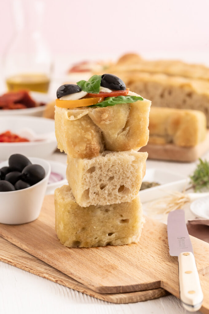 Antipasti passt hervorragend zu meinem einfachen Focaccia-Grundrezept.