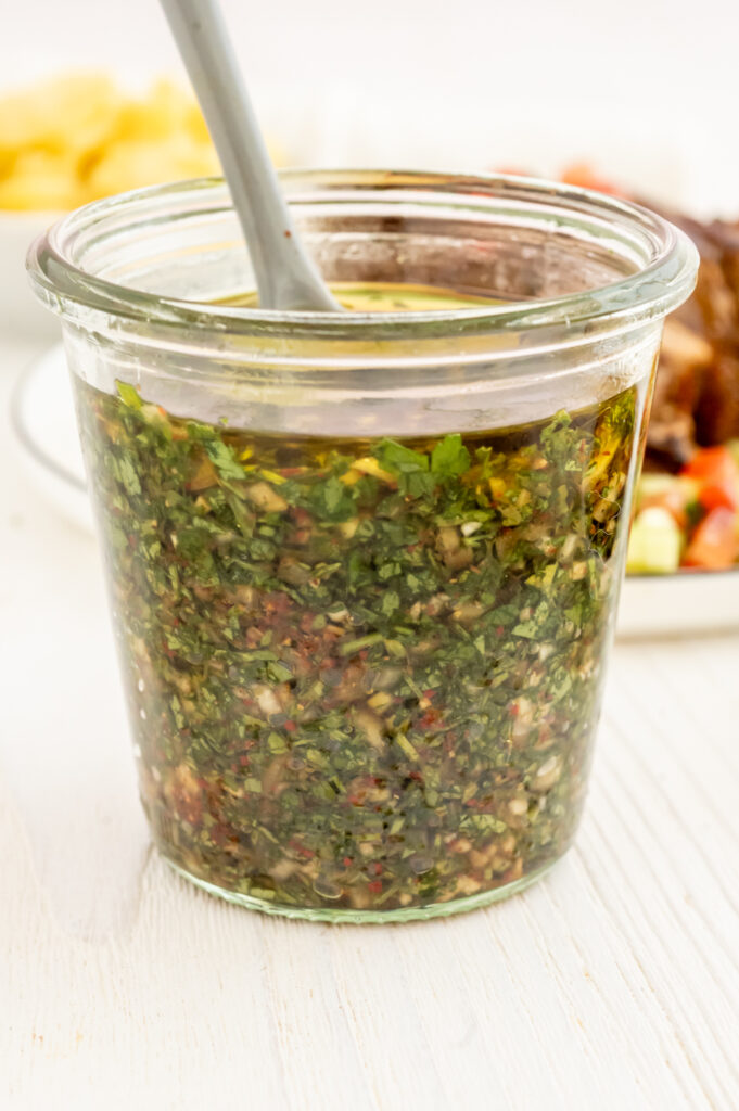 Argentinische Kräutersoße einfach selber machen und die Schärfe selbst bestimmten. Entdecke jetzt mein Rezept.