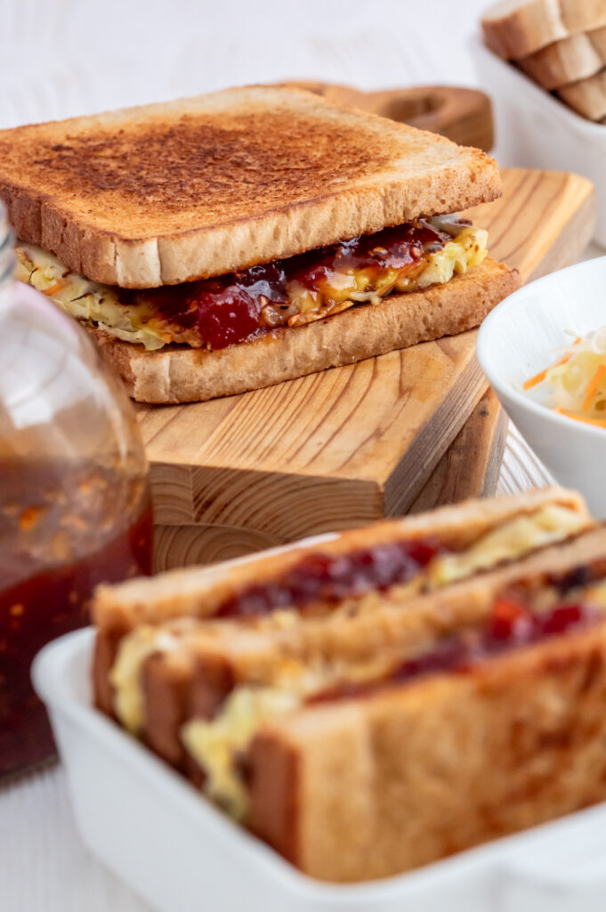 Dünn belegt mit Krautsalat, Karotten und Ei, das ist mein Koreanisches Sandwich Rezept mit Tomatenmarmelade.