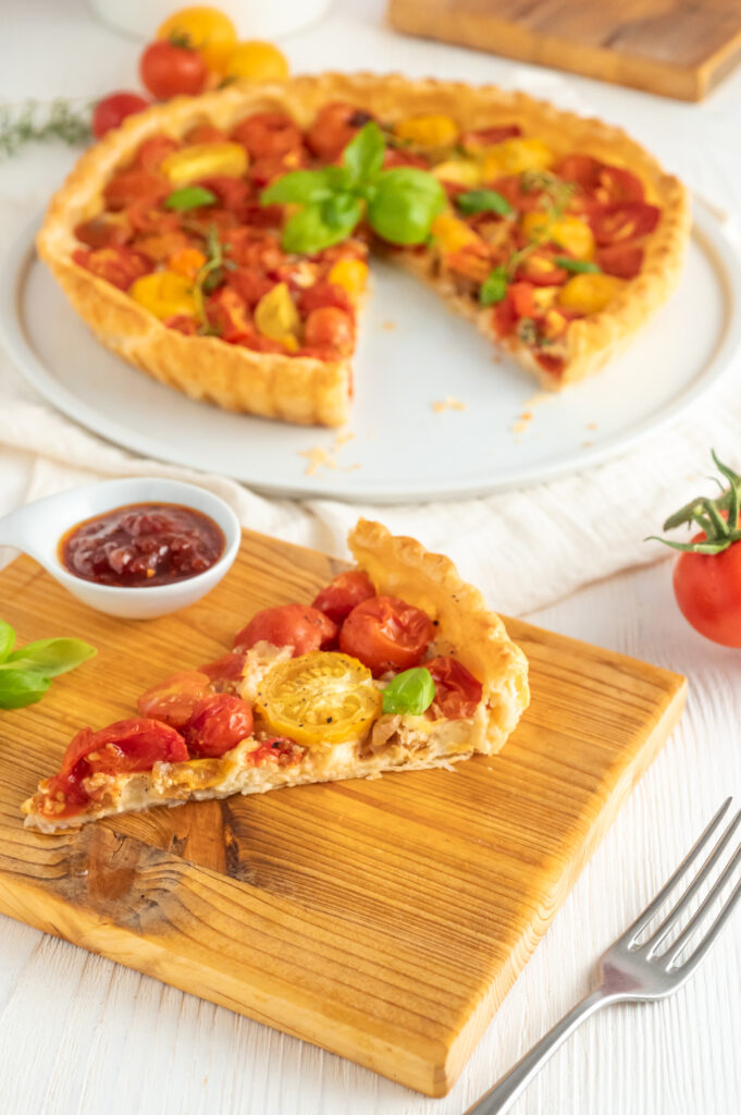 Die Tomatentarte ist schnell gebacken und schmeckt frisch gebacken warm genauso wie kalt. Entdecke jetzt mein Rezept.