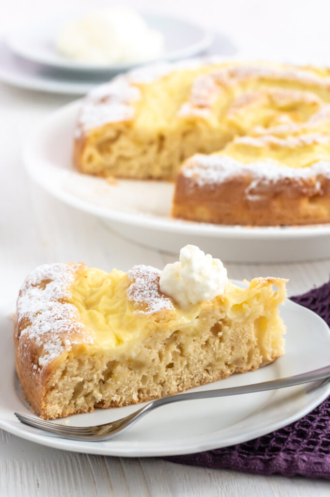 Ein süßer Apfel-Puddingtraum, der auf der Zunge zergeht. Das ist mein Apfel-Puddingkuchen Rezept.