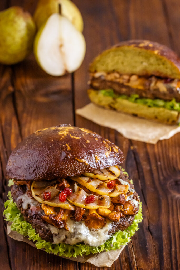 Ein Burger mit saftigen Pfifferlingen, würzigem Käse und zarter Birne. Das ist mein Black Bean Burger-Pfifferlinge-Birne! 