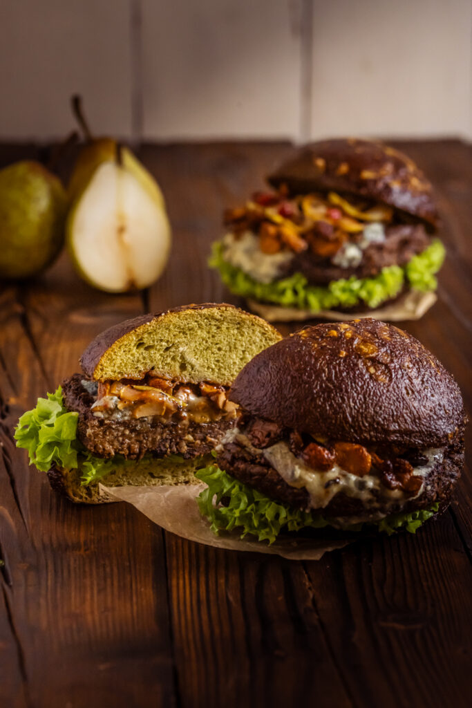 Black Bean Burger-Pfifferlinge-Birne  mit aromatisch kräftigen  Brötchen in Lauge gebadet und gebacken.