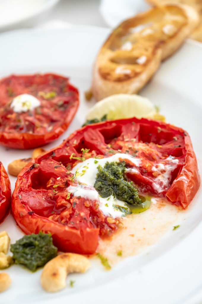 Karamellisierte Ochsenherztomaten-Rezept Rezepte-SilkesWelt.de Tomaten Vorspeise. Karamellisierte Ochsenherztomaten-Rezept , mit einer extra Portion Joghurt-Dip und Petersilien-Pesto.