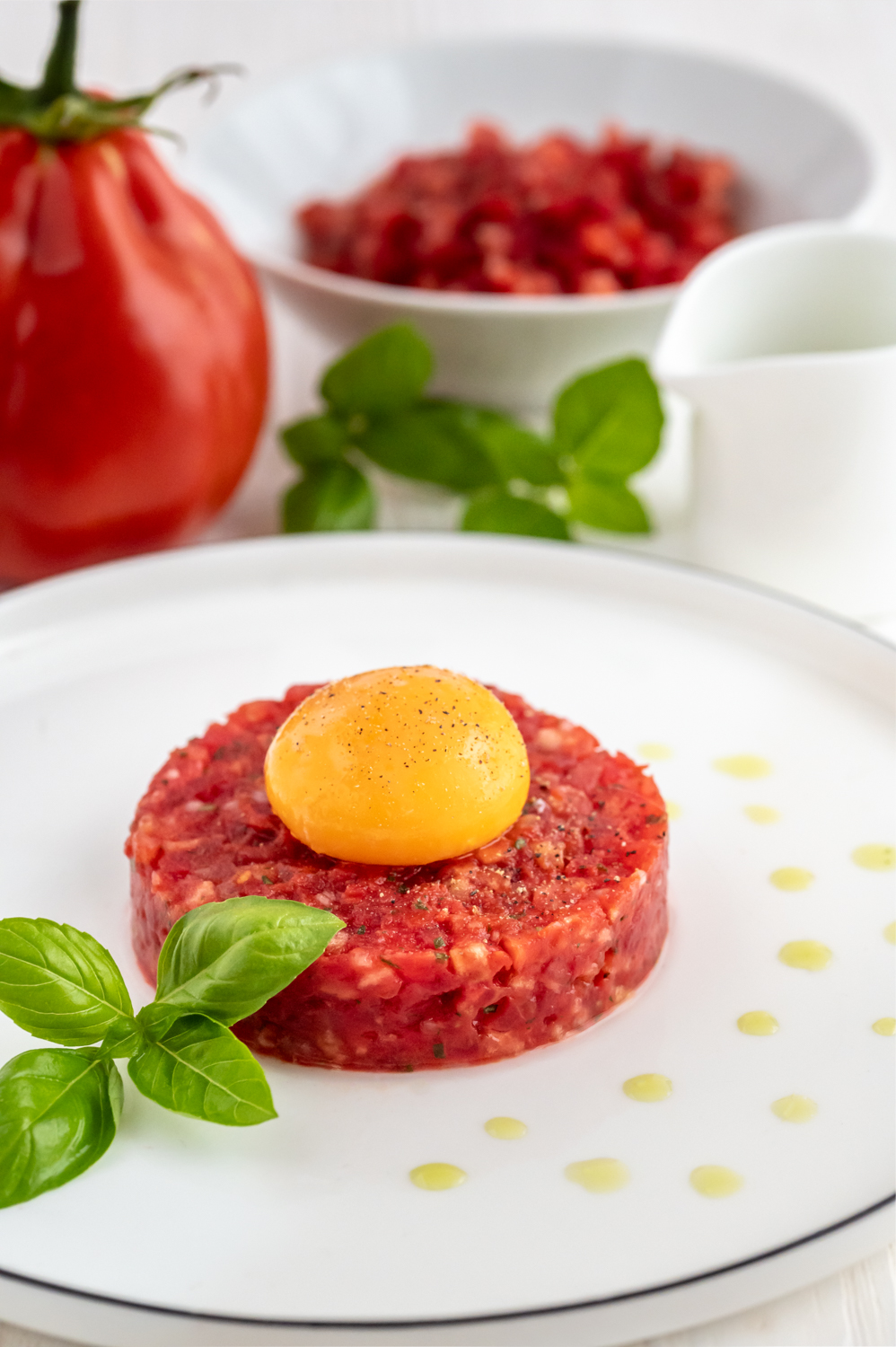 Frisches Tomaten-Tatar aus Tomaten-Concassée Rezepte-SilkesWelt.de Ein fein geschnittenes Tomaten-Tatar aus Tomaten-Concassée, ganz ohne Fleisch, aber mit der vollen Frische der Tomate.