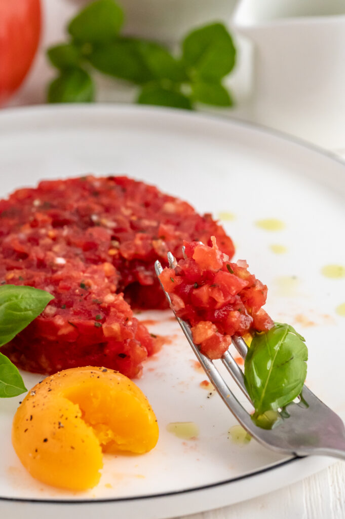 Frisches Tomaten-Tatar aus Tomaten-Concassée Rezepte-SilkesWelt.de Tomaten-Tatar aus Tomaten-Concassée, ganz ohne Fleisch, aber mit der vollen Frische der Tomate.