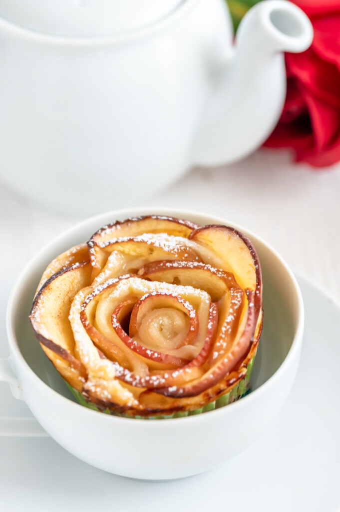 Apfelrosen im Blätterteig, liebevoll in der Muffinform gebacken – ein besonderer Cupcake!