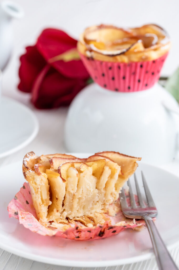 Apfelrosen im Blätterteig, liebevoll in der Muffinform gebacken – ein blumiges Geschenk direkt aus der Küche! 