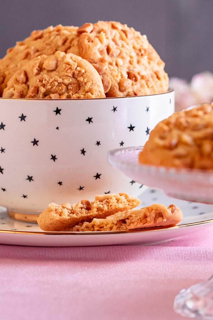 Erdnussbutter-Cookies mit ihrem Hauch von Salz. Wie das Salz in die Kekse kommt, das ist mein Geheimtipp. Tauche ein in mein Rezept und lass dich überraschen!