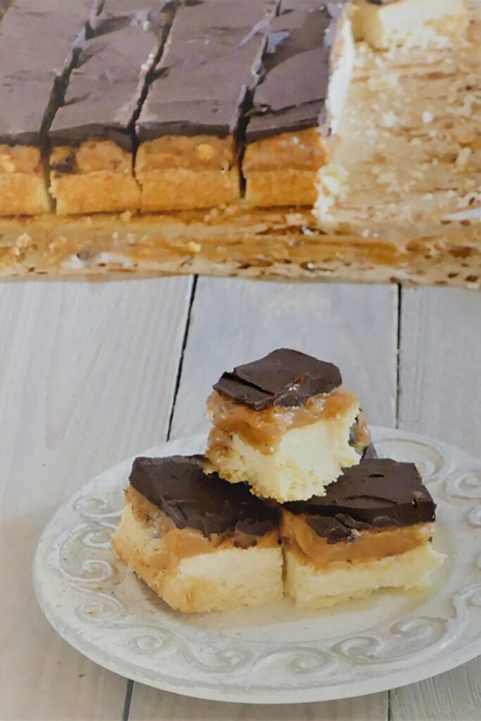 Einfache Erdnussbutter-Würfel Rezepte-SilkesWelt.de Mein Rezept für Erdnussbutter-Würfel sind leckere Cookies mit einer extra Portion gehackter Erdnüsse.