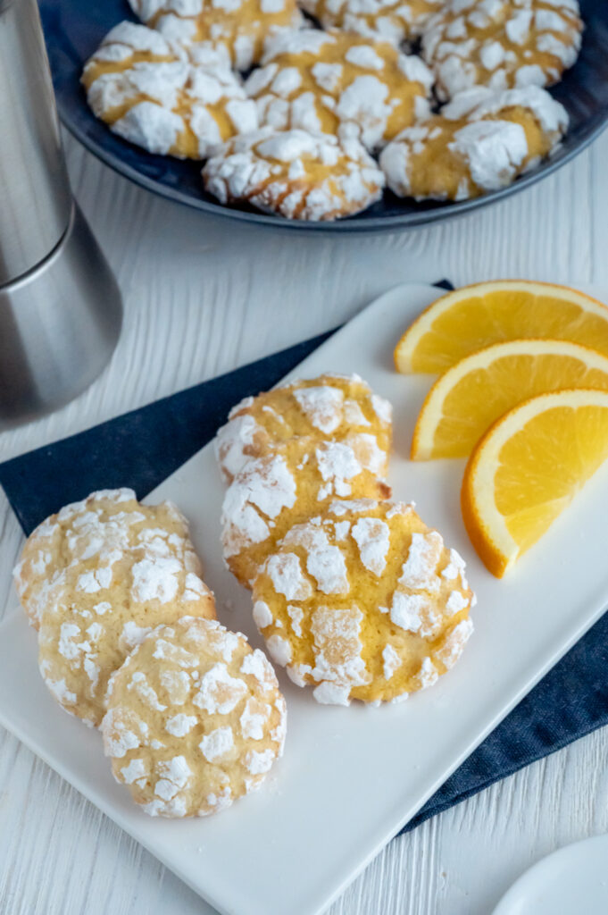 Einfaches Mandorlini Arancio Rezept Rezepte-SilkesWelt.de Mandorlini Aramcio mit Orange und rechts mit etwas Lebensmittelfarbe. Entdecke jetzt mein Rezept.