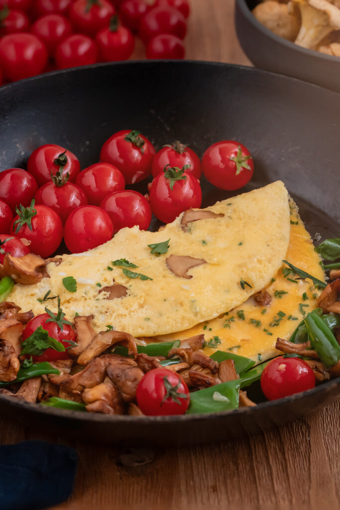 Pfifferling-Omelette mit Kirsch-Tomaten Rezepte-SilkesWelt.de Das Pfifferling-Omelette ist herzhaft, würzig und cremig. Die warmen Kirschtomaten machen es besonders lecker. Entdecke jetzt mein Rezept.