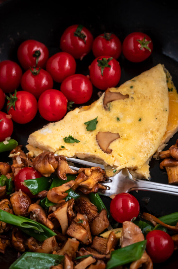 Ein Pfifferlingen-Omelette und Tomaten – das ist für mich der herbstliche Genuss, den ich nicht missen möchte! 