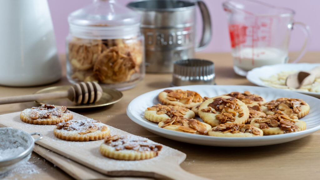 Bienenstich-Kekse mit goldbrauner Kruste, verleiht den Mandelplätzchen auch ihre typische Knusprigkeit. Entdecke jetzt mein Rezept.
