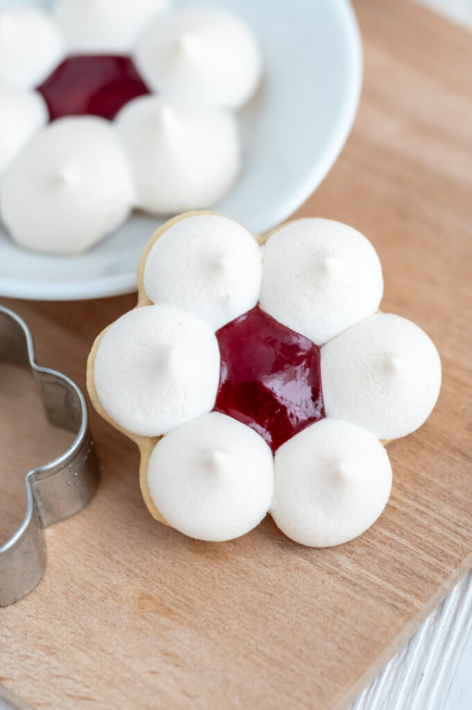 So gelingen Burgenländer Plätzchen Rezepte-SilkesWelt.de Burgenländer Plätzchen aus einem feinen, mürben Keks mit Baisertuffs und Konfitüre. Entdecke jetzt mein Rezept.