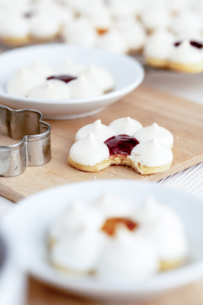 So gelingen Burgenländer Plätzchen Rezepte-SilkesWelt.de Zarter knuspriger Keks mit weichem Baiser und fruchtiger Konfitüre, das sind die Burgenländer Plätzchen. Entdecke jetzt mein Rezept.
