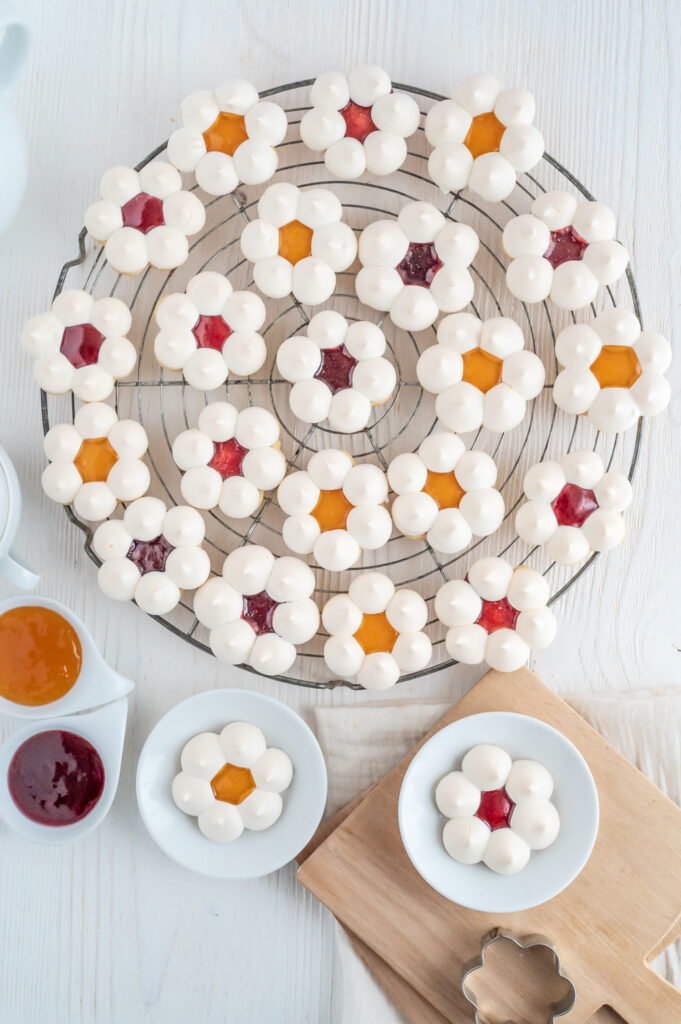 Zart knuspriger Keks mit weichem Baiser und fruchtiger Konfitüre, das sind die Burgenländer Plätzchen. Schau gleich rein.