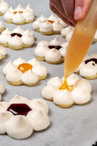 Die Marmelade wird in die Mitte der noch warmen Burgenländer Plätzchen gefüllt.