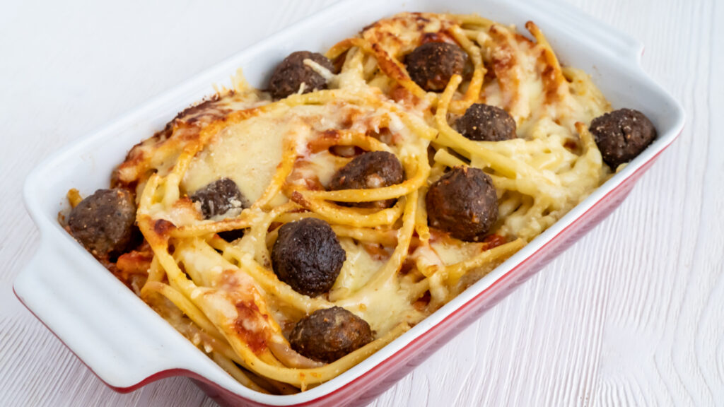 Einfaches Makkaroni-Fleischbällchen-Auflauf Rezept Rezepte-SilkesWelt.de