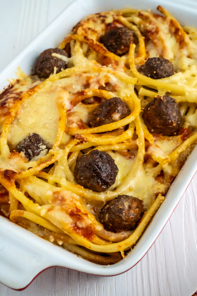 Einfaches Makkaroni-Fleischbällchen-Auflauf Rezept Rezepte-SilkesWelt.de Mein gratinierter Makkaroni-Fleischbällchen-Auflauf ist ein bunter Teller voller Gemüse, Makkaroni und saftiger Fleischbällchen in einer köstlichen Tomatensauce. Entdecke jetzt mein Rezept.