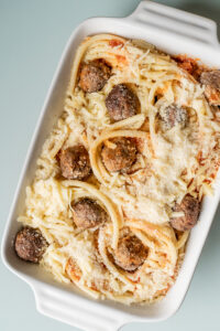 Einfaches Makkaroni-Fleischbällchen-Auflauf Rezept Rezepte-SilkesWelt.de Alle Zutaten schichten für Makkaroni-Fleischbällchen-Auflauf. Entdecke jetzt mein Rezept.