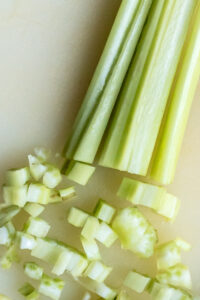 Einfaches Makkaroni-Fleischbällchen-Auflauf Rezept Rezepte-SilkesWelt.de Gemüse würfeln für Makkaroni-Fleischbällchen-Auflauf. Entdecke jetzt mein Rezept.