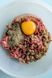 Einfaches Makkaroni-Fleischbällchen-Auflauf Rezept Rezepte-SilkesWelt.de Hackbällchen-Zutaten für Makkaroni-Fleischbällchen-Auflauf. Entdecke jetzt mein Rezept.