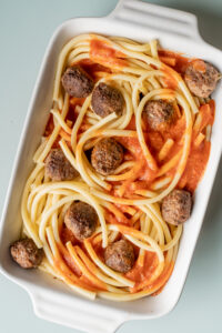 Einfaches Makkaroni-Fleischbällchen-Auflauf Rezept Rezepte-SilkesWelt.de Alle Zutaten schichten für Makkaroni-Fleischbällchen-Auflauf. Entdecke jetzt mein Rezept.