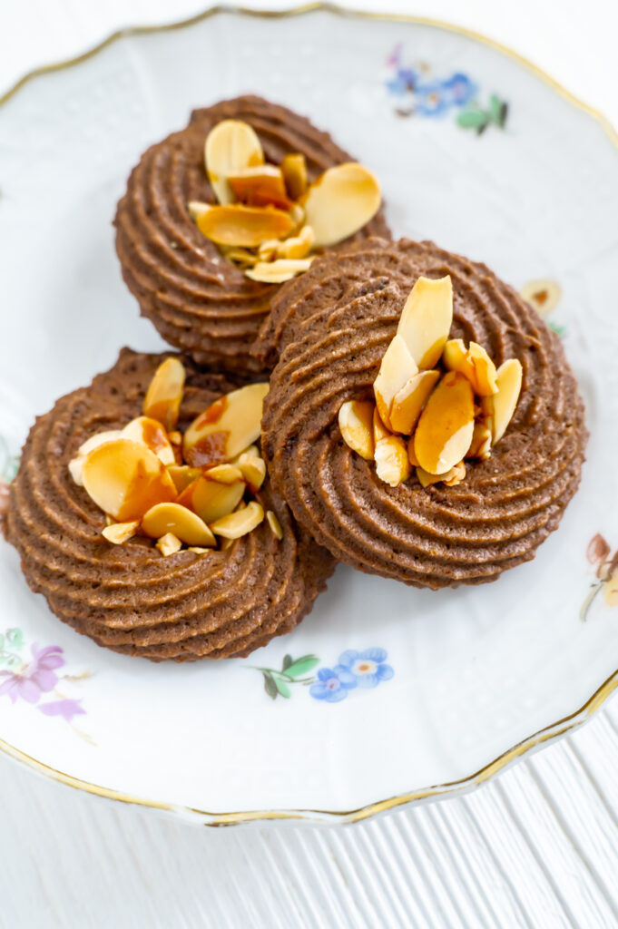 Mein Rezept für Schoko-Spritzgebäck wie bei Oma ist mit ein paar Mandelblättchen und Honig verfeinert.