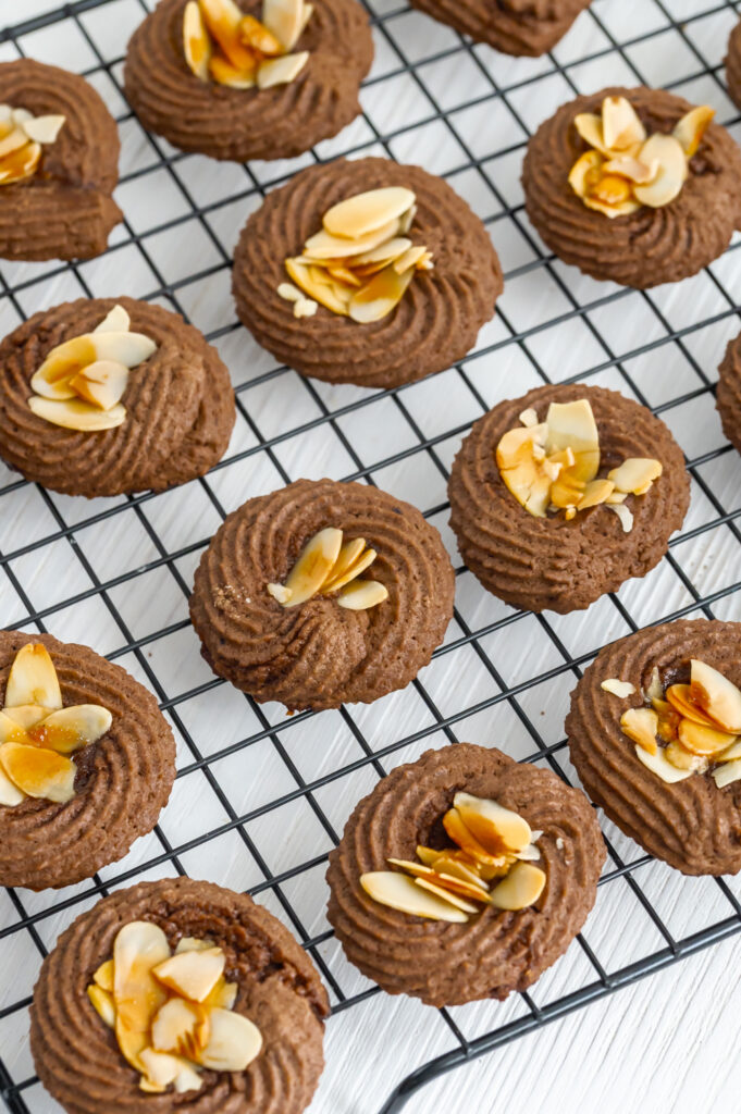 Schoko-Spritzgebäck-ein knuspriges Geschmacks-Erlebnis mit butterweichen Schokoladenkeksen. Entdecke jetzt das beste Spritzgebäckrezept von meiner Oma und mir!