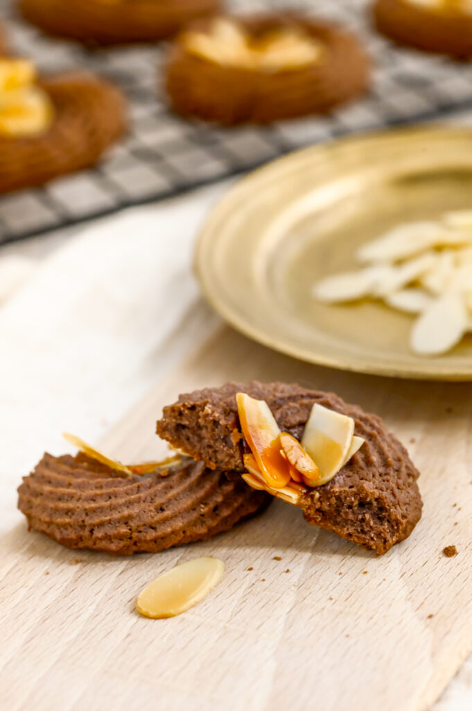 Butterweiches Schoko-Spritzgebäck mit ein paar Mandelblättchen und Honig verfeinert. Entdecke mein Rezept.