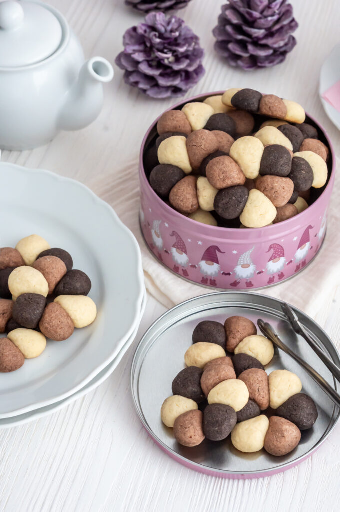 Schwarz-weiß-Gebäck nach Omas Art Rezepte-SilkesWelt.de Wenn dunkler und heller Kakao sich mit einem buttrigen Plätzchen vereinen, entsteht das Schwarz-weiß-Gebäck ganz nach Omas Art Einfaches Rezept zum Nachbacken.