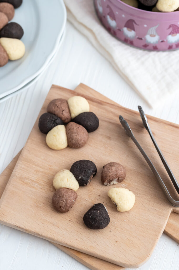 Schwarz-weiß-Gebäck nach Omas Art Rezepte-SilkesWelt.de Dreifach einzeln genießen bedeutet beim Schwarz-Weiß-Gebäck nach Omas Art. Entdecke jetzt mein einfaches Rezept.