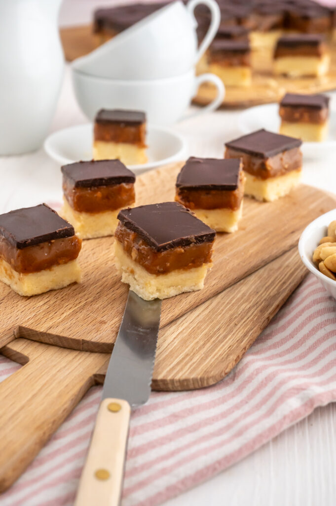 Zaubere deine eigenen Erdnussbutter-Würfel und gönn dir deinen Lieblings-Schoko-Riegel – nur diesmal mit weniger Fett und Zucker! Mein Rezept für Erdnussbutter-Würfel.