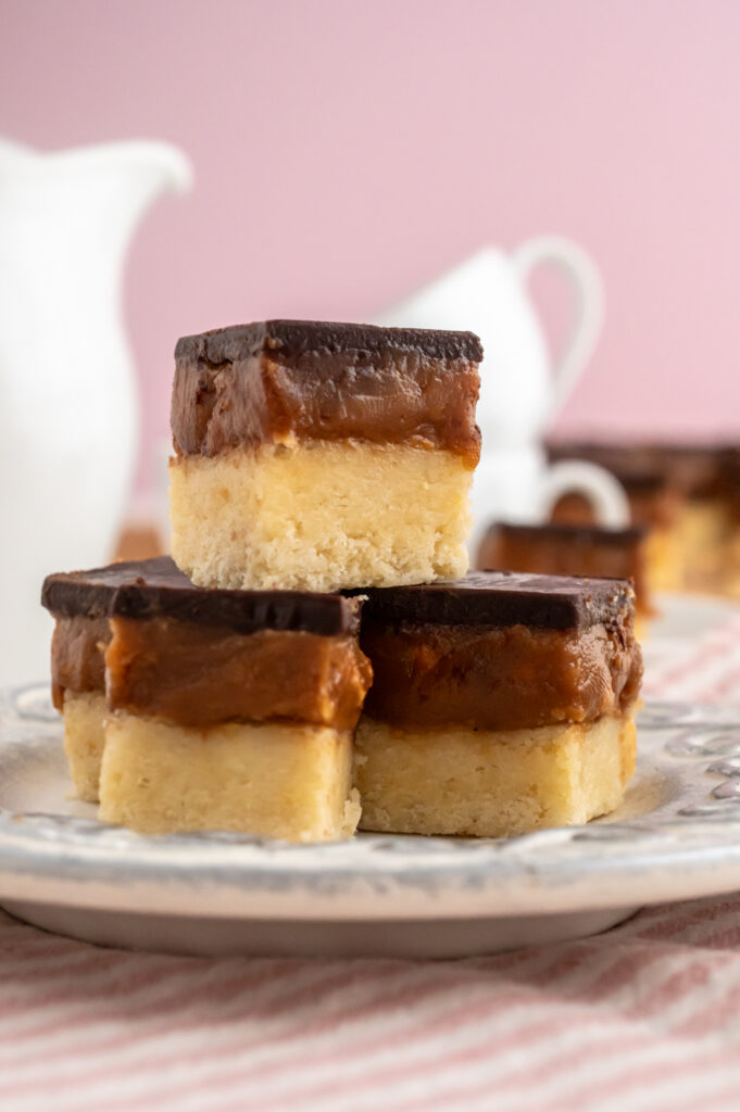 Entdecke mein Rezept für Erdnussbutter-Würfel zum sekbst machen.