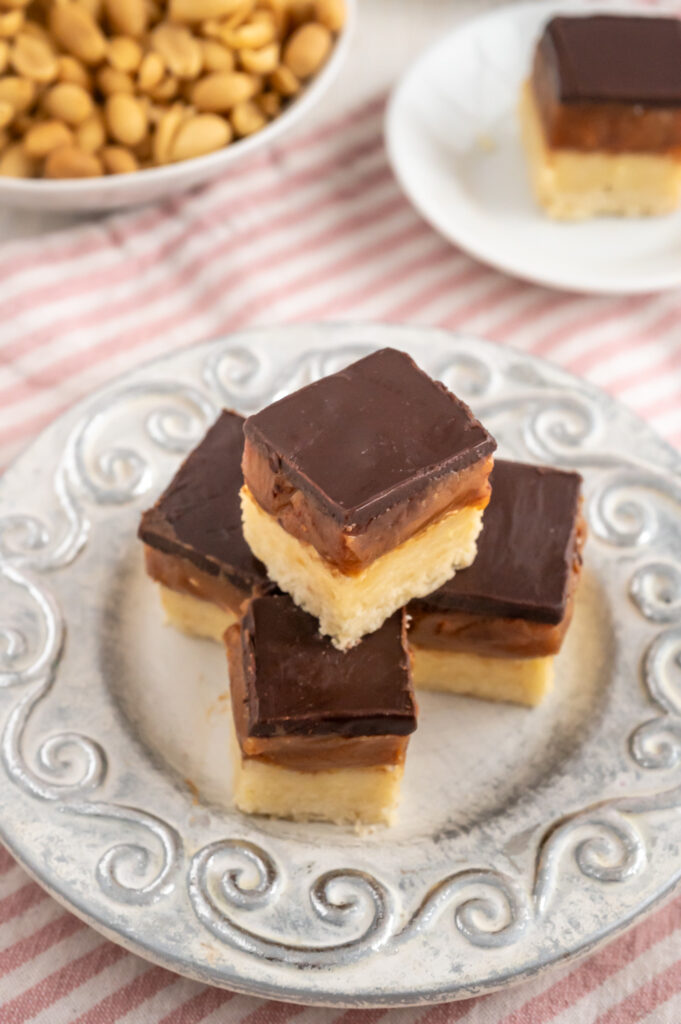 Zaubere deine eigenen Erdnussbutter-Würfel mit einer feinen Schokoladen-Glasur.  Entdecke jetzt mein Rezept.