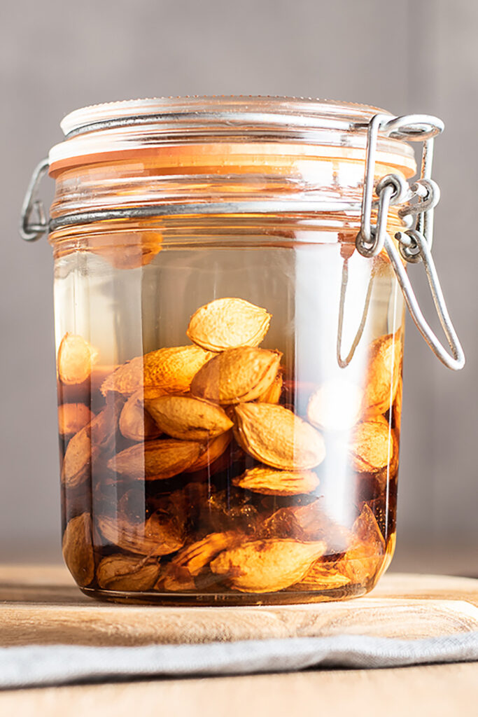 Amaretto-Likör selbst herstellen Rezepte-SilkesWelt.de Falscher Amaretto für selbst gemachten Amaretto-Likör mit weißer Schokolade.