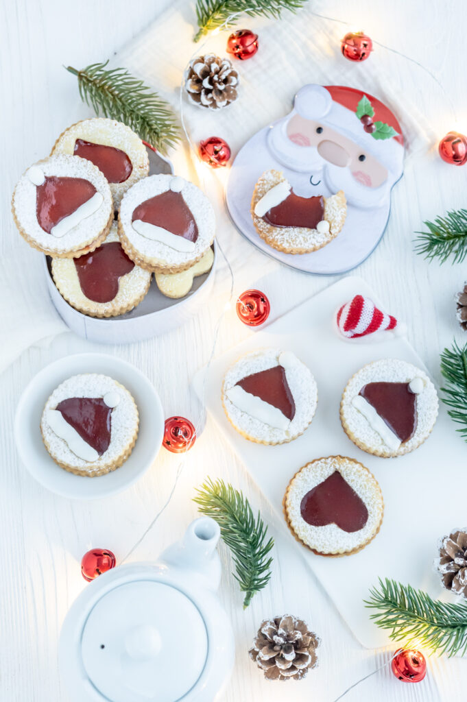 Einfache Nikolaus-Plätzchen Rezepte-SilkesWelt.de Mit einem Keks-Ausstecher und etwas Marmelade im Handumdrehen süße Nikolaus-Plätzchen mit lustigen Weihnachtsmann-Mützen zaubern. Entdecke mein Rezept.