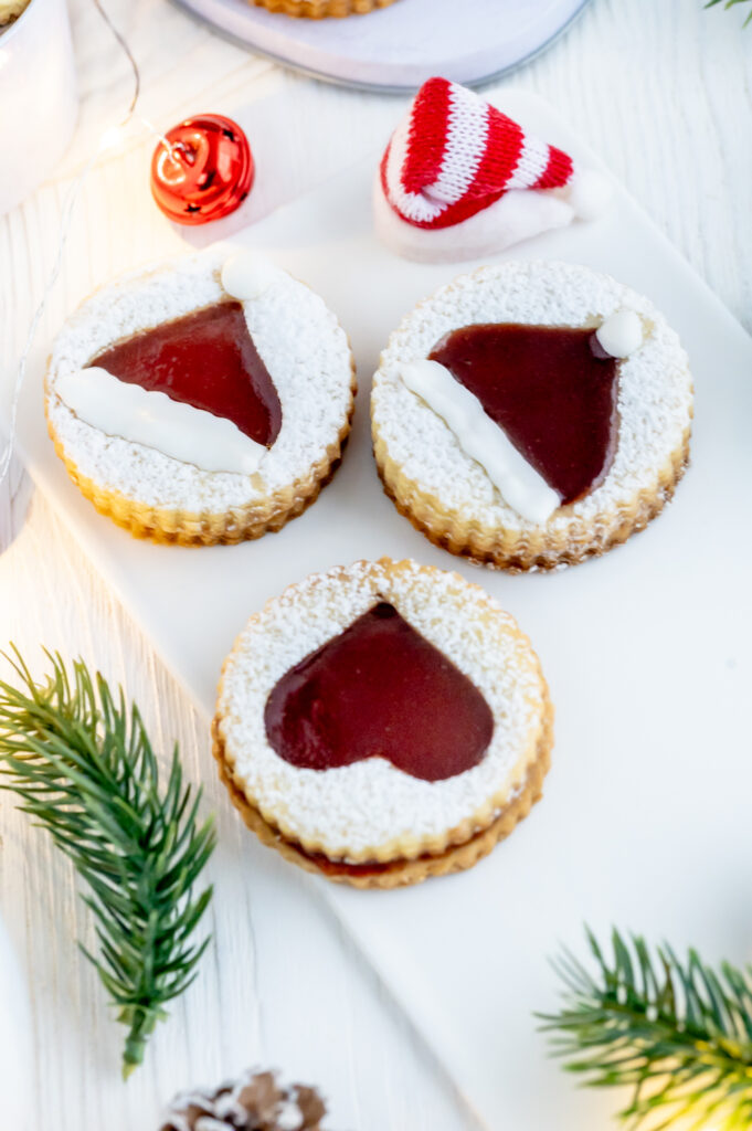 Einfache Nikolaus-Plätzchen Rezepte-SilkesWelt.de Entdecke mein Rezept für lustige Weihnachtsmann-Mützen auf Nikolaus-Plätzchen.