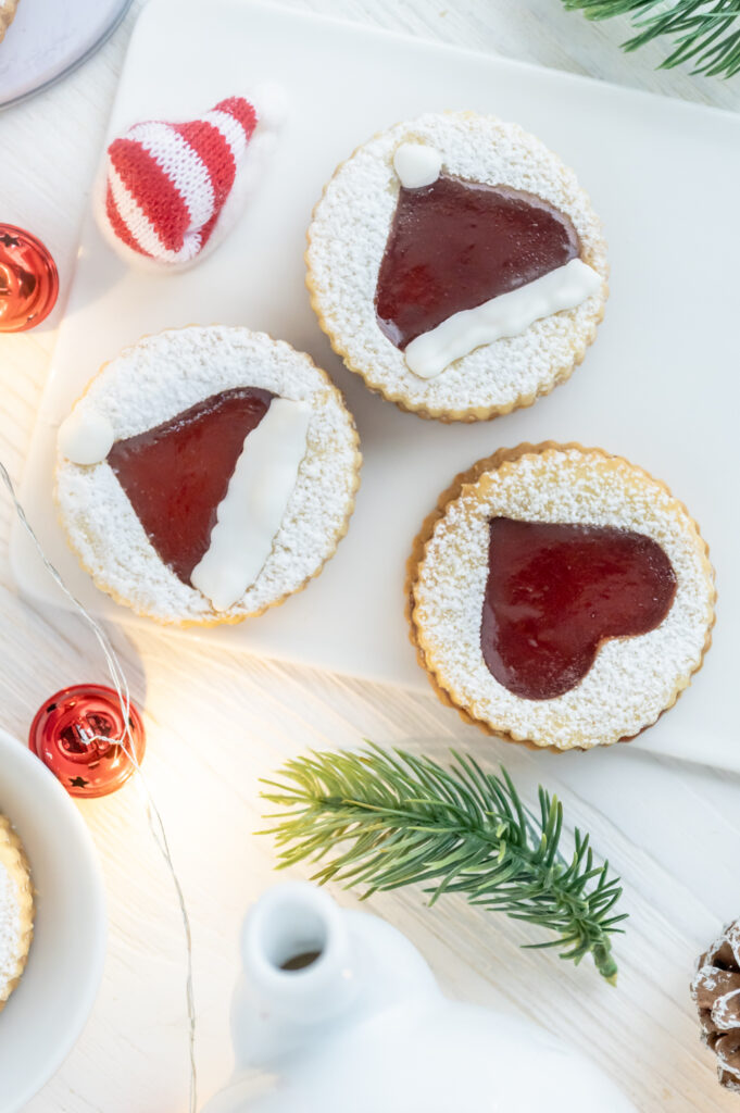 Einfache Nikolaus-Plätzchen Rezepte-SilkesWelt.de Mit einem Herz-Ausstecher. Marmelade und Royal Icing, lustige Nikolaus-Plätzchen zaubern