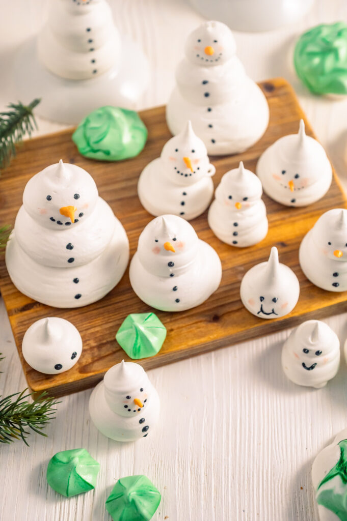 Dieses Rezept für Weihnachts-Baiser ist perfekt, um Tannenbäume oder Schneemänner zu backen