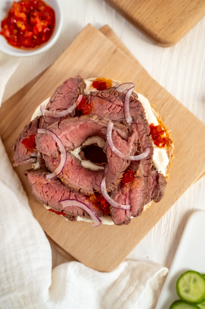 Bagel belegen Ideen - meine Top 5 Rezepte-SilkesWelt.de Bagel mit zarten Steakstreifen und Chili-Chutney. Entdecke mein Top 5 Ideen zum Bagel Belegen.