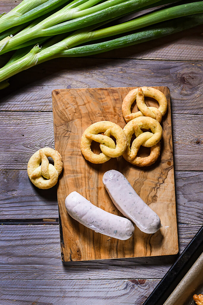Knusprige Mürbeteig-Brezeln – der perfekte Snack für die nächste Party oder einen chilligen Abend zu Hause! Im Teig ist Käse, deshalb schmecken sie kräftig.