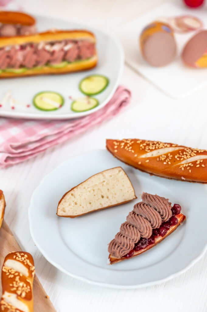Einfach Laugenstangen selber machen Rezepte-SilkesWelt.de Gänseleberwurst mit Preiselbeeren auf leckeren Laugen-Partybrötchen. Entdecke mein Rezept.
