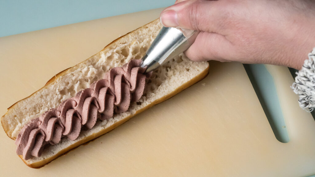 Einfach Laugenstangen selber machen Rezepte-SilkesWelt.de Leberwurst mit dem Spritzbeute aauf Laugenstangen spritzen. Entdecke jetzt mein Rezept für den Partysnack.