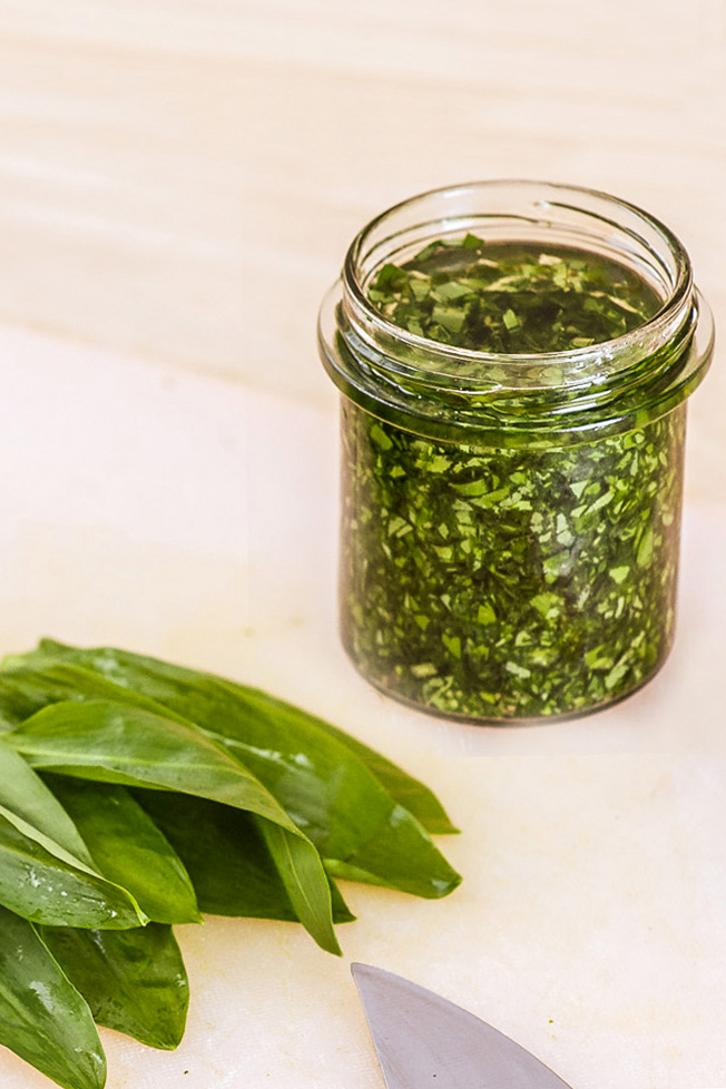 Bärlauch-Pesto-4 warm herzlich anders Rezepte-SilkesWelt.de